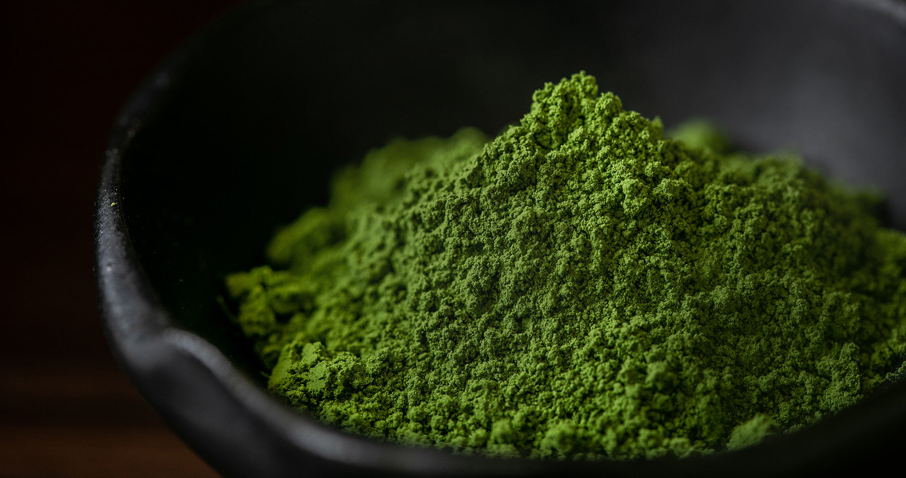 Tamisez 1 g de matcha