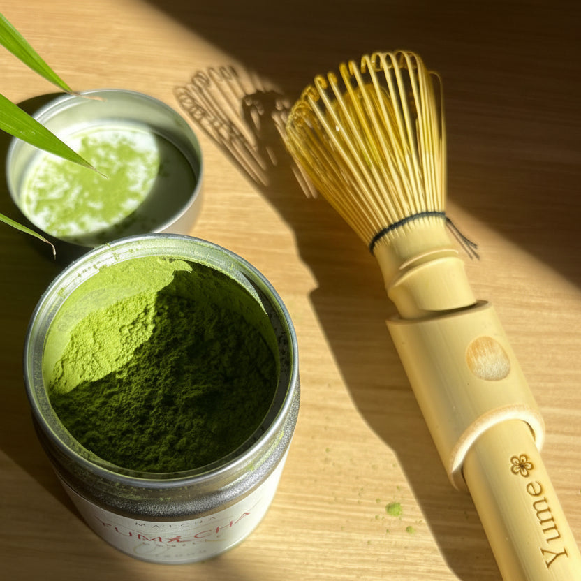 Matcha Vanille Yumecha, boîte 30 g — matcha de cérémonie à la vanille (ouverte, poudre visible)