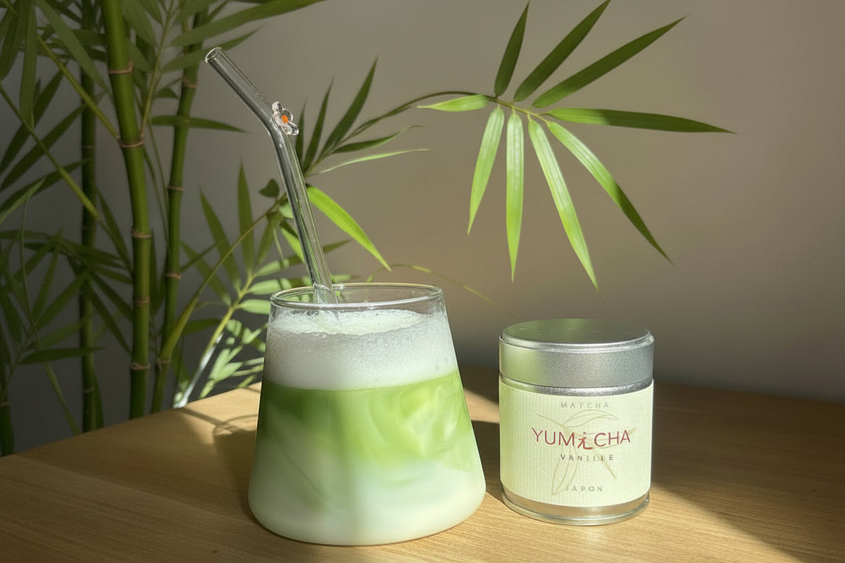 Matcha Vanille Yumecha, boîte 30 g — matcha de cérémonie à la vanille (sur la table)