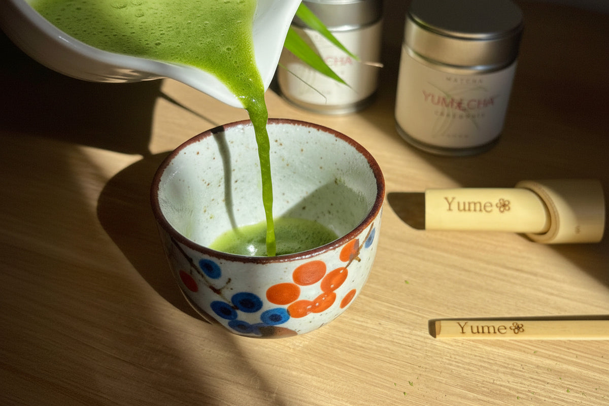 Matcha Cérémonie Yumecha, boîte 30 g — matcha de cérémonie d'Uji, Kyoto (sur la table)